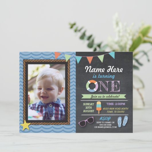 誕生日の最初写真のLollyのプールを囲んでのパーティの招待 招待状 (スタンド正面)