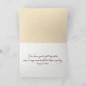 誕生日の毛むくじゃらの犬がキルトに乗っている カード (内部)