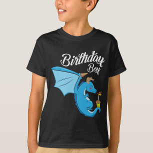 誕生日の男の子のドラゴンのギフトのカップケーキの蝋燭の火 Tシャツ