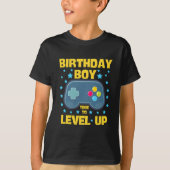 誕生日の男の子の時間をレベルアップ誕生日Tシャツ Tシャツ (正面)