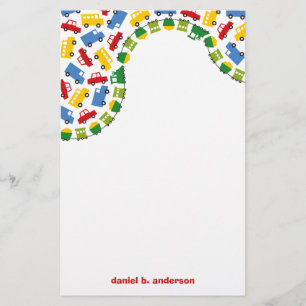 誕生日の男の子はカラフルな車列車バストラックをもてあそびます 便箋