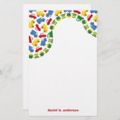 誕生日の男の子はカラフルな車列車バストラックをもてあそびます 便箋 (正面/裏面)