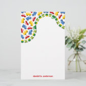 誕生日の男の子はカラフルな車列車バストラックをもてあそびます 便箋 (スタンド正面)