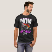 誕生日の男の子モンスタートラックのママ Tシャツ (正面フル)