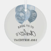 誕生日の白い青いバルーン名 ガラスオーナメント (裏面)