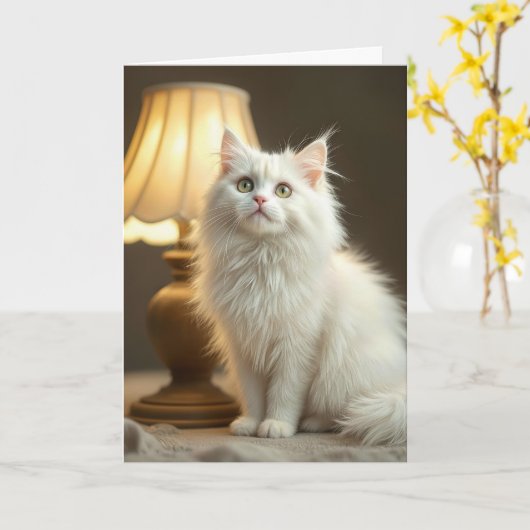 誕生日の白猫が暖かいランプの明かりの中に座る カード (黄色い花)