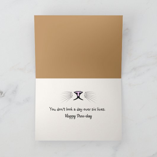 誕生日の白猫が暖かいランプの明かりの中に座る カード (内部)