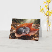 誕生日の秋のネズミが葉の上で眠る カード (黄色い花)