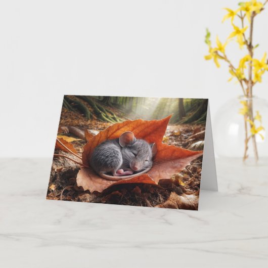 誕生日の秋のネズミが葉の上で眠る カード (黄色い花)
