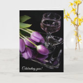 誕生日の紫のチューリップとワイン カード (黄色い花)