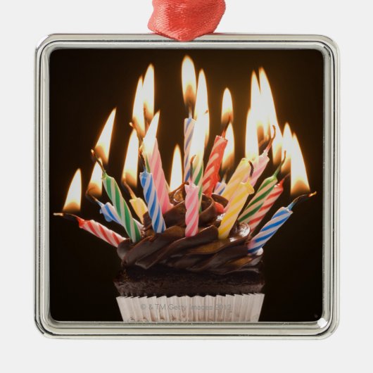 誕生日の蝋燭が付いているカップケーキ メタルオーナメント (正面)