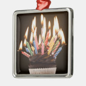 誕生日の蝋燭が付いているカップケーキ メタルオーナメント (左)