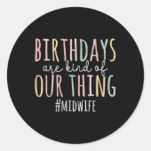 誕生日は私たちの物の助産師である – おもしろいMi ラウンドシール (正面)