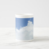 誕生日ふわふわした雲と青空 ボーンチャイナマグカップ (正面)
