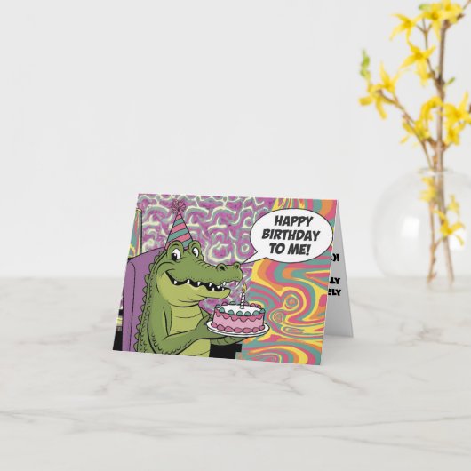 誕生日を祝うアリゲーターを着て私に幸せな誕生日 カード (黄色い花)