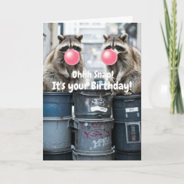 誕生日を祝う面白いアライグマがピンクの泡を吹くかわいいデザイン カード