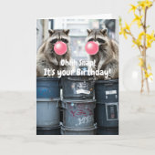 誕生日を祝う面白いアライグマがピンクの泡を吹くかわいいデザイン カード (黄色い花)