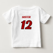 誕生日を迎えた兄弟の赤いレーシングカークルーのパーティー ベビーTシャツ (裏面)