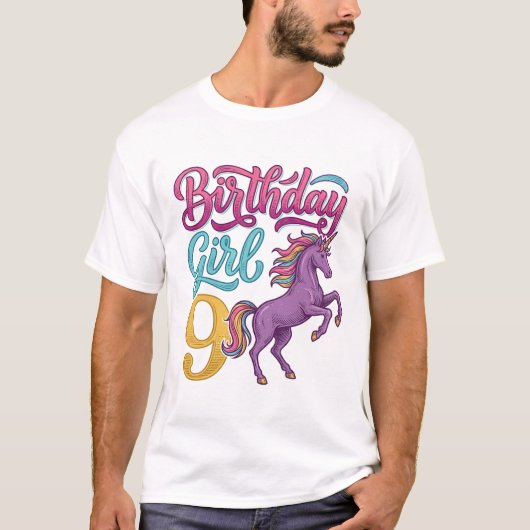 誕生日を迎えた女の子と9頭のユニコーン ビンテージ風の彫刻デザイン_1 Tシャツ (正面)