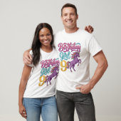 誕生日を迎えた女の子と9頭のユニコーン ビンテージ風の彫刻デザイン_1 Tシャツ (ユニセックス)