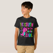 誕生日を迎えた少女の大きな従兄弟のティラノサウルス Tシャツ (正面フル)