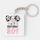 誕生日を迎えた少年のお父さん 牛の牧場 キーホルダー (裏面)