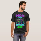 誕生日を迎えた息子の楽しいモンスタートラックママ Tシャツ (正面フル)