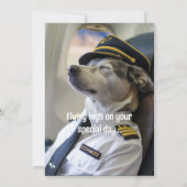 誕生日を迎えた犬のパイロットと飛行機 クールで面白い航空グッズ カード (正面)