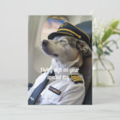誕生日を迎えた犬のパイロットと飛行機 クールで面白い航空グッズ カード (スタンド正面)