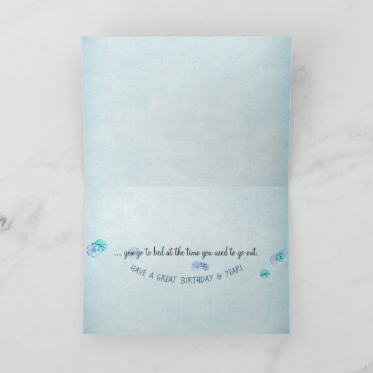 誕生日を迎えるユーモアたっぷりの猫鏡 カード (内部)