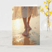 誕生日ウーマン歩くザビーチ カード (黄色い花)