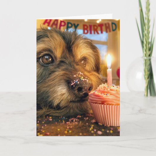 誕生日カップケーキのそばのボサボサの犬 カード (正面)