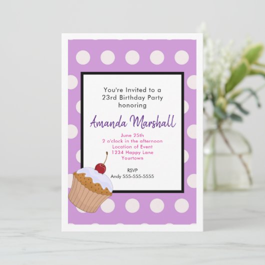 誕生日カップケーキの紫の水玉模様模様 招待状 (スタンド正面)