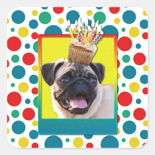 誕生日カップケーキ – パグ スクエアシール (正面)