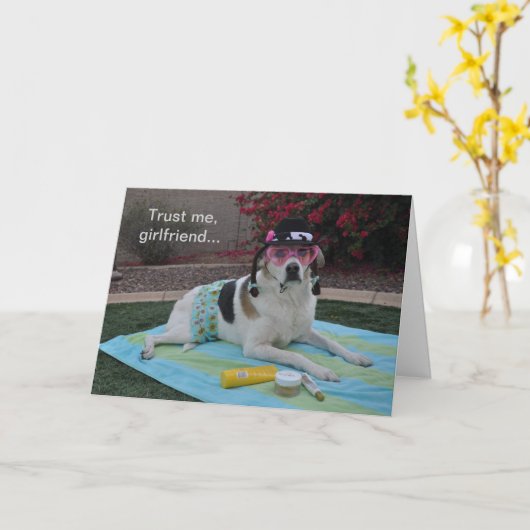 誕生日カード、クリーム付きの雌犬の写真 カード (黄色い花)