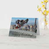 誕生日カード：スケートボードでトリックを行う男 カード (黄色い花)