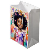 誕生日ガールとブラウンスキンプリンセスアート ミディアムペーパーバッグ (正面アングル)