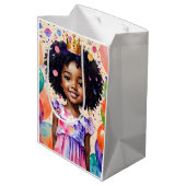 誕生日ガールとブラウンスキンプリンセスアート ミディアムペーパーバッグ (裏面アングル)