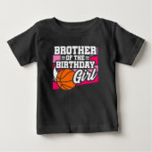 誕生日ガールの弟 バスケパーティー ベビーTシャツ (正面)