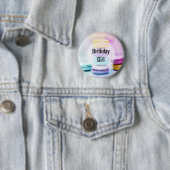 誕生日ガールの美味しいカラフルマカロン 缶バッジ (インサイチュ)