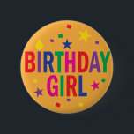 誕生日ガールカラフルボタン 缶バッジ<br><div class="desc">誕生日の女の子のカラフルボタンと星と紙吹雪と誕生日ろうそくの炎の文字"i"。おもしろいは子供や大人の誕生日パーティー、または職場の誕生日の女の子のために。</div>