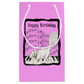 誕生日キャットオンピアノシート音楽ブライトピンク スモールペーパーバッグ (裏面)