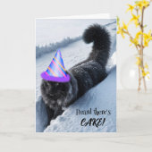 誕生日キャット歩くイン深い雪 カード (黄色い花)