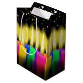 誕生日キャンドルと紙吹雪オンブラック ミディアムペーパーバッグ (裏面アングル)