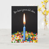 誕生日キャンドルをケーキのユーモア カード (黄色い花)