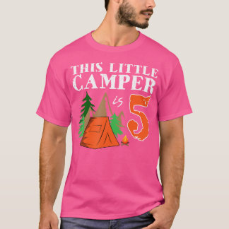 誕生日キャンプ この小さなキャンパーは5歳です Tシャツ