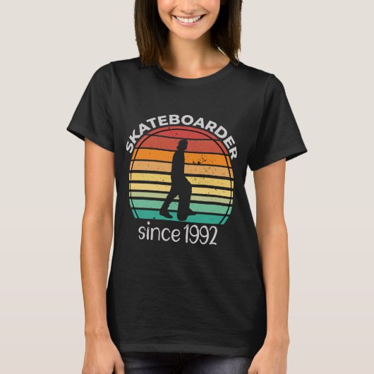誕生日ギフトスケートボ生まれーダー1992 Tシャツ (正面)