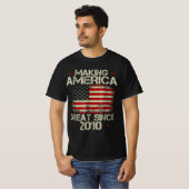 誕生日ギフト作り素晴らしアメリカ2010年から Tシャツ (正面フル)