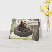 誕生日クマがタイヤのスイングに座る カード (黄色い花)