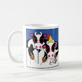 誕生日クラシックの白いコーヒーマグ コーヒーマグカップ (左)